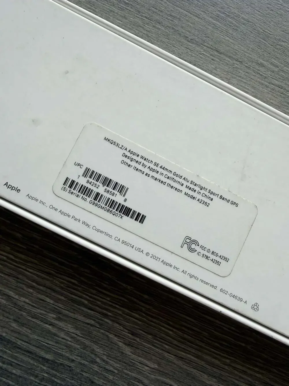 Apple Watch SE 44mm Gold Aluminum Starlight Box